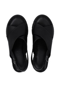Zwarte leren sandalen met kruislings gespen en een open achterontwerp. Voorzien van een zijgesp en een soepele textuur.