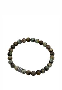 Bracelet en perles composé de pierres naturelles multicolores dans des tons de vert, marron et gris, avec un accent en argent en triple anneau.