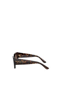Occhiali da sole con montatura in tartaruga, lenti scure, logo "vogue" in tono dorato sulle tempie e design geometrico.
