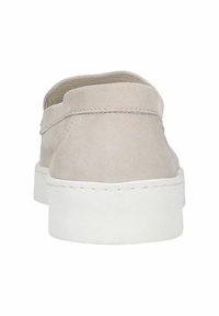 Beige suède instappers met een witte rubberen zool, met een gladde textuur en een minimalistisch ontwerp zonder zichtbare patronen of accenten.