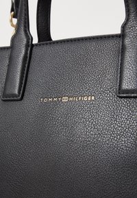 Tommy Hilfiger LOGOTAPE MINI TOTE - Sac à main - black