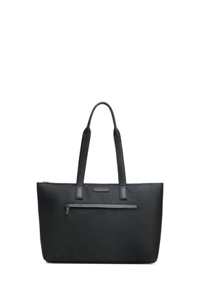 Sac cabas en cuir noir avec deux poignées, une poche zippée horizontale à l'avant et une petite plaque rectangulaire avec le logo de la marque centrée au-dessus de la poche.