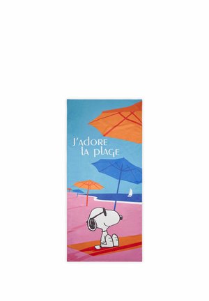Snoopy porte des lunettes de soleil et se détend sur une serviette de plage sous des parasols orange et bleu avec l’océan et un voilier ; le texte dit « J'adore la plage. »
