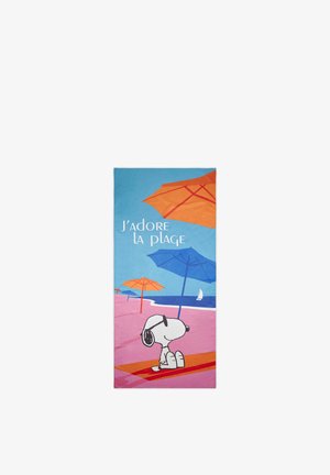 Snoopy porte des lunettes de soleil et se détend sur une serviette de plage sous des parasols orange et bleu avec l’océan et un voilier ; le texte dit « J'adore la plage. »