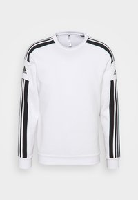 Sudadera blanca con detalles a rayas negras y rojas en los hombros y brazos, y un logo bordado en la manga izquierda.
