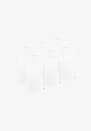 Fem hvidt bomulds V-hals t-shirts arrangeret i en gruppe. Hver skjorte har korte ærmer og et lille rødt mærke nederst til venstre.