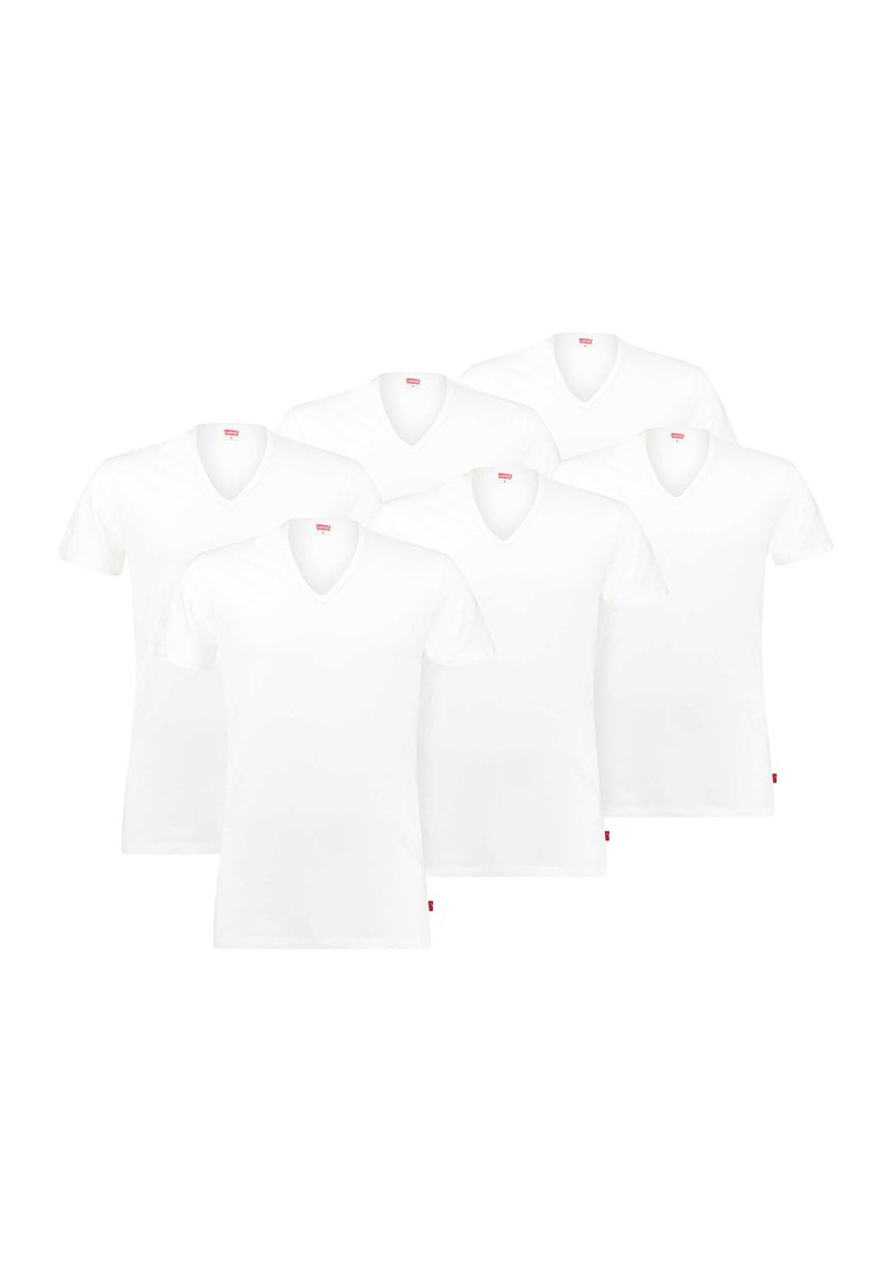 Fem hvidt bomulds V-hals t-shirts arrangeret i en gruppe. Hver skjorte har korte ærmer og et lille rødt mærke nederst til venstre.