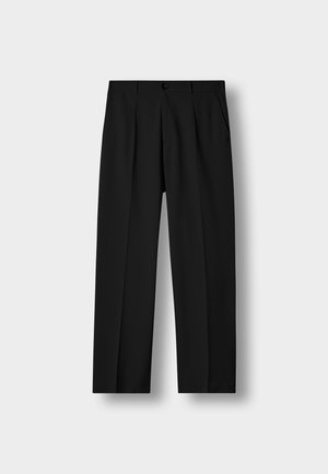 Pantalones negros hechos de tela texturizada, con pliegues, cierre frontal con botón y bolsillos laterales. Diseño de pierna recta con un ajuste entallado.