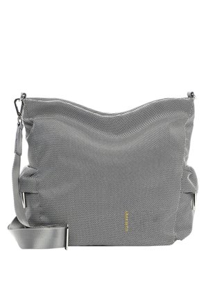 Borsa a spalla in tessuto grigio con superficie testurizzata, parte superiore curva, tracolla regolabile e un distintivo dettaglio del logo giallo.