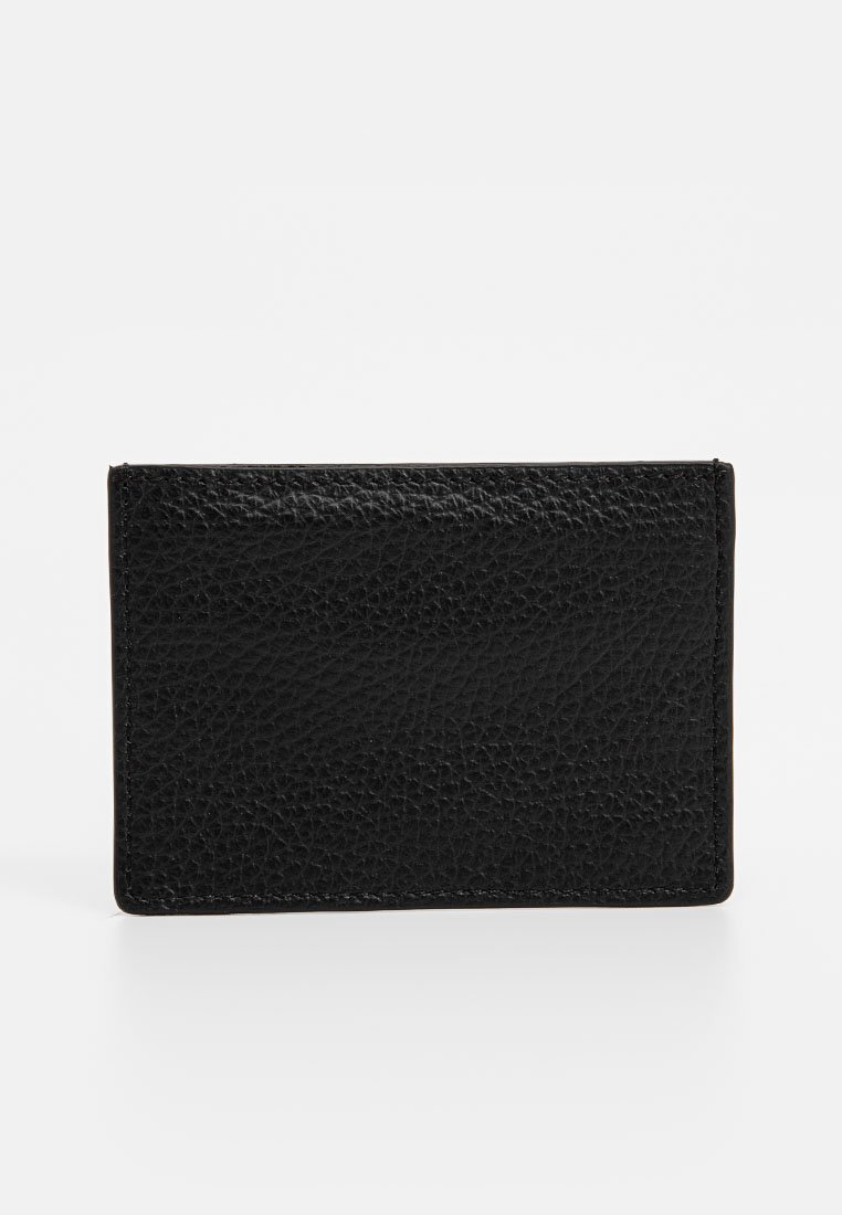 Schwarzer Lederkartenhalter mit strukturierter Oberfläche, rechteckiger Form und gesteppten Kanten. Kompakte Bauweise für einfachen Transport.