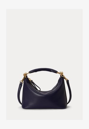 Tumesinise nahast käekott lühikese polsterdatud sangaga, eemaldatava õlarihma ja kuldse tooni riistvaralistest detailidest.