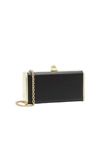 Pochette rectangulaire noire en similicuir, ornée d'accents métalliques dorés et équipée d'une bandoulière chaîne amovible pour des options de port polyvalentes.