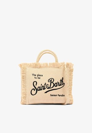 Geweven beige handtas met franjes aan de randen en handvatten, met zwarte tekst: "The place to be Saint Barth Summer Paradise" aan de voorkant.