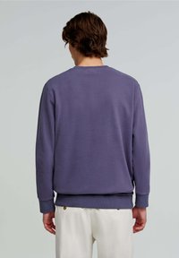 Paarse katoen sweatshirt met lange mouwen, ronde halslijn en ribgebreide manchetten. Gladde textuur, ruime pasvorm en naaddetails op de schouders.