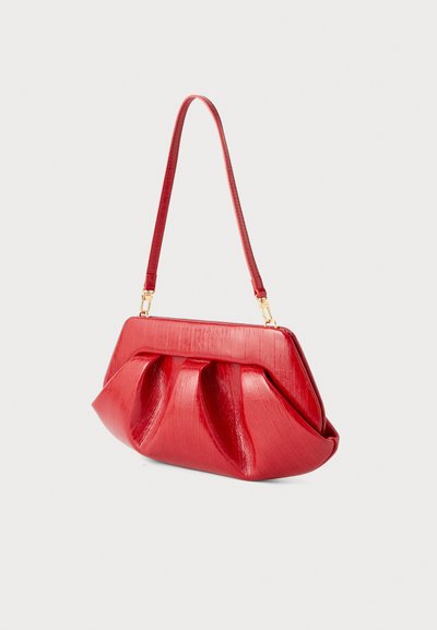 Κόκκινη δερμάτινη τσάντα χειρός με δομημένες πιέτες, ορθογώνιο πλαίσιο και μία ρυθμιζόμενη λουρά ώμου με χρυσαφί μεταλλικά στοιχεία.