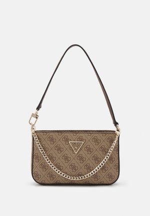 Sac à bandoulière Guess marron avec motif logo répétitif, détail chaîne dorée et bandoulière noire sur fond blanc.