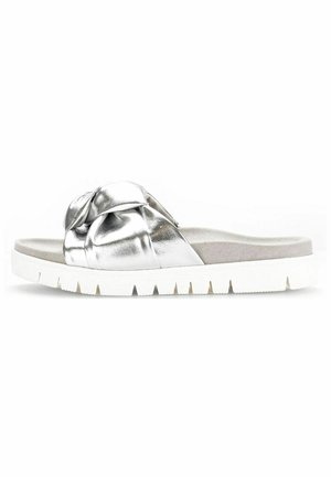 Sølvmetallic sandaler med et knyttet overdesign, polstret indersål og en hvid skåret sål. Glat tekstur med et minimalistisk udtryk.