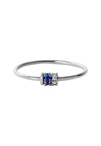 Anillo de plata que presenta tres acentos apilados: dos piedras azules y una piedra clara, colocadas sobre una banda lisa y delgada.