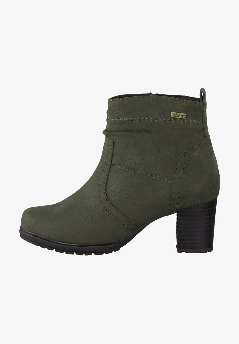 Bottine en daim vert olive avec fermeture éclair latérale, talon bloc et étiquette de marque près du bord.