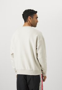 Under Armour ICON CREW - Sweatshirt - summit white