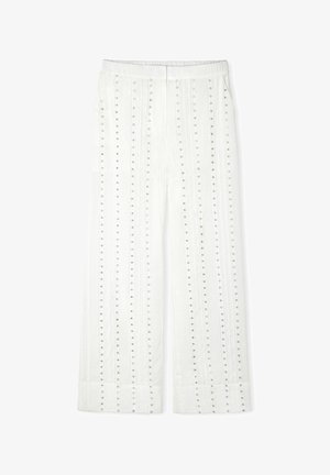 Witte wijde broek met verticale rijen zilveren studs, elastische tailleband en een gestructureerde stof. Omgeslagen zoomen maken het ontwerp af.