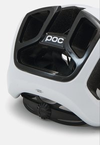 Casco blanco con acentos negros; cuenta con aberturas de ventilación y un dial ajustable para un buen ajuste. Logotipo de 'POC' visible en el lateral.