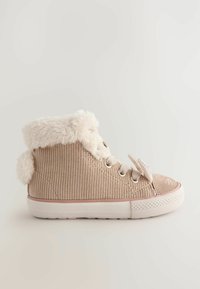 Beżowymi, sznurowanymi trampkami w stylu high-top z korduroy z puszystym kremowym kołnierzem i akcentami uszu, z białą gumową podeszwą.