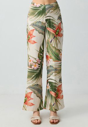 Pantaloni a palazzo con stampa tropicale in crema, caratterizzati da foglie verdi e fiori rosa e rossi. Realizzati in tessuto leggero con una finitura testurizzata.