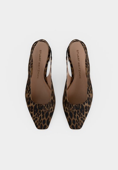 Par leopardmønstrede slingback-flats med firkantede tær og Stuart Weitzman-merke på innersålen, vist ovenfra på ensfarget bakgrunn.