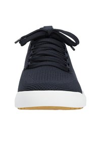 Botte de sport en tricot bleu marine avec une semelle en caoutchouc blanc et un bout rond. Caractéristiques d'un design à lacets étroit et d'un dessus en tissu texturé pour une respirabilité.