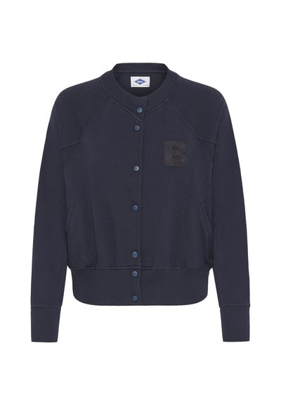 Tamsiai mėlyna medvilninė kardiganas su užsegimu priekyje, grioveliais apykakle ir apačia, taip pat su tekstūriniu "B" logotipu krūtinėje.