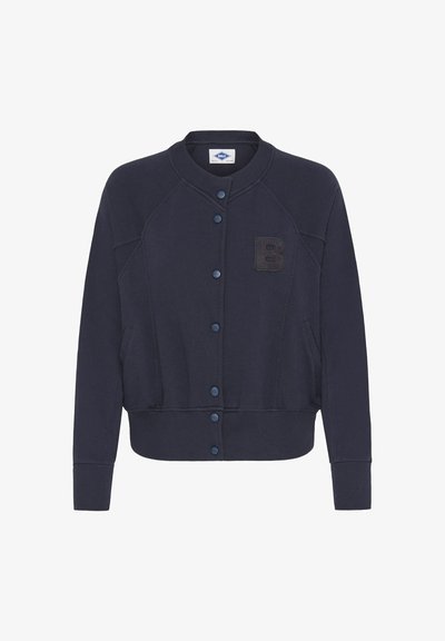 Tamsiai mėlyna medvilninė kardiganas su užsegimu priekyje, grioveliais apykakle ir apačia, taip pat su tekstūriniu "B" logotipu krūtinėje.