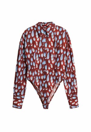 Body a maniche lunghe in tessuto rosso con motivo a gocce blu e bianche, colletto a punta e chiusura con bottoni.