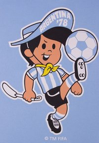 Personnage de dessin animé en maillot rayé bleu et blanc, short noir, écharpe jaune et casquette, jonglant avec un ballon de football. Fond bleu clair.