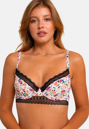 Soutien-gorge à motif floral en tissu doux avec des bordures en dentelle noire. Présente des bords festonnés et des bretelles réglables. Détail de bouton central remarqué.