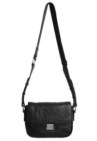 Borsa a tracolla in pelle nera con patta ripiegabile, chiusura in metallo argentato, tracolla regolabile e finitura testurizzata. Forma compatta e rettangolare.