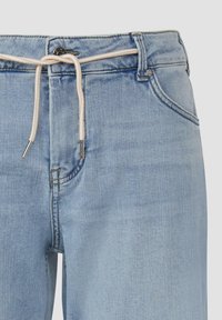 Lichtblauwe denim jeans met een trekkoord in de taille, metalen knoop, en een vijf-pocket ontwerp met gestikte naden en een gladde textuur.