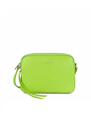 Sac bandoulière en cuir vert avec fermeture éclair, affichant une texture lisse et une bandoulière amovible. Logo discret embossé à l'avant.