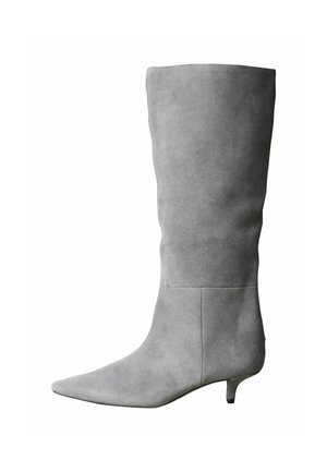 Graue Wildleder-Stiefel bis zum Knie mit spitzem Zehenbereich und niedrigem Kittenheel. Glatte Textur und minimalistisches Design, mit dezenten Nahtdetails.