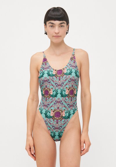  bañador de una pieza con un fondo turquesa y intrincados patrones florales en púrpura y oro, y figuras ilustradas.