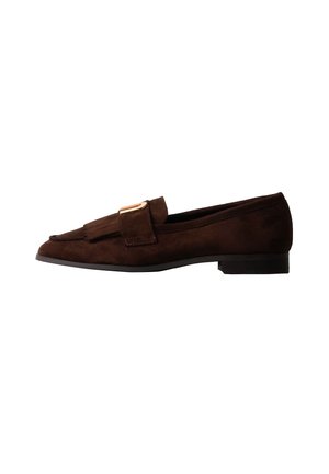 Mocassin en daim marron foncé avec un petit talon, un détail à franges et une boucle dorée sur le dessus.