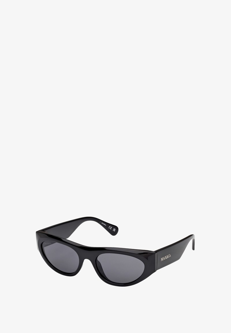 Mustikkakynnen muotoiset aurinkolasit tummilla linsseillä ja "MAX&Co." -logolla templeissä, esiteltynä valkoista taustaa vasten.
