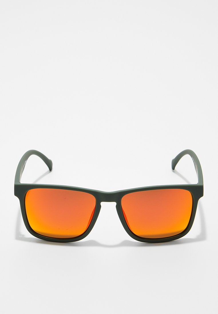 Zielone plastikowe okulary przeciwsłoneczne z prostokątnymi oprawkami i pomarańczowymi gradientowymi soczewkami. Ramiona są gładko wyprofilowane dla komfortu.