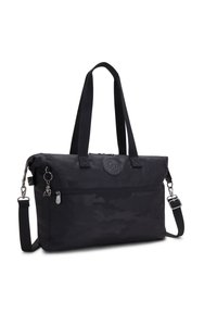 Sort nylon tote taske med camuflage mønster, top hænder, aftagelig skulderrem, front lynlås lomme og logo detalje. Glat tekstur.