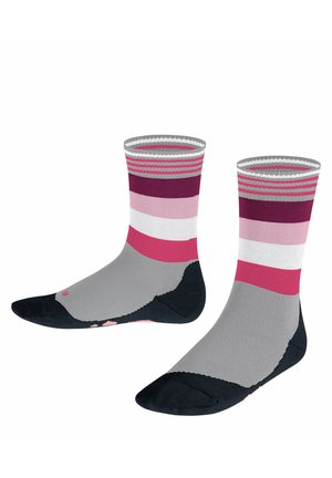 Bunte gestreifte Socken in Grau-, Rosa- und Burgundertönen, mit einer einfarbigen schwarzen Ferse und Spitze. Strukturierter Strickstoff und gerippter Bund.