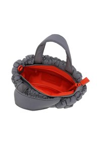 Bolso de tela gris con diseño fruncido, que cuenta con un interior de color naranja brillante, un bolsillo con cremallera y asas cortas.