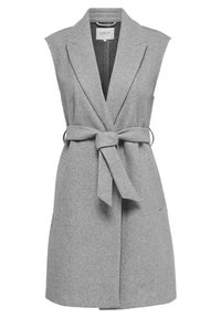 Gilet grigio senza maniche realizzato in tessuto morbido, caratterizzato da una cintura in vita, ampi revers e tasche laterali per un dettaglio aggiuntivo.