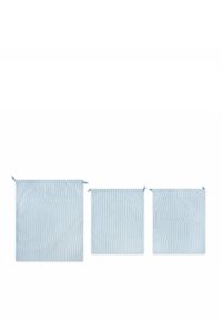 Tre borse riutilizzabili di colore azzurro chiaro con sottili strisce bianche. Ogni borsa presenta una chiusura con coulisse e dimensioni diverse.
