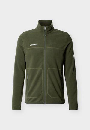 Giacca in pile verde oliva con cerniera frontale completa, due tasche con cerniera, collo alto e logo bianco "Mammut" sul petto e sulla manica.