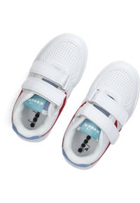 Sneakers bianchi con accenti rossi e blu, dotati di due cinturini regolabili in Velcro, tomaia forata per una migliore traspirabilità e soletta ammortizzata.